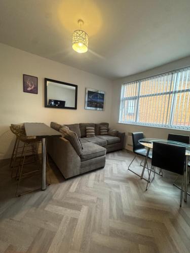 Newcastle-upon-Tyne Apartment | The Bake Apartment - 5 bedroom Large Apartment sleeps up to 16 person