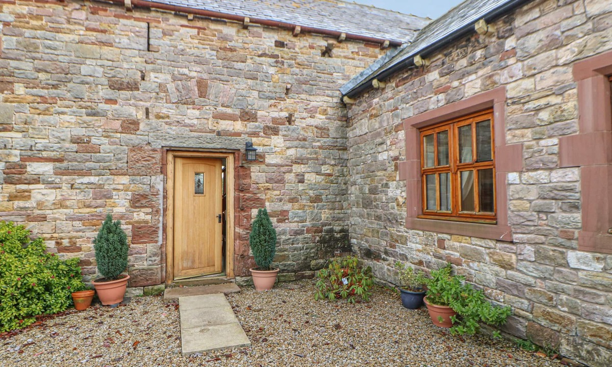 Wing Cottage | THE BARN, pet friendly, with hot tub in Milton