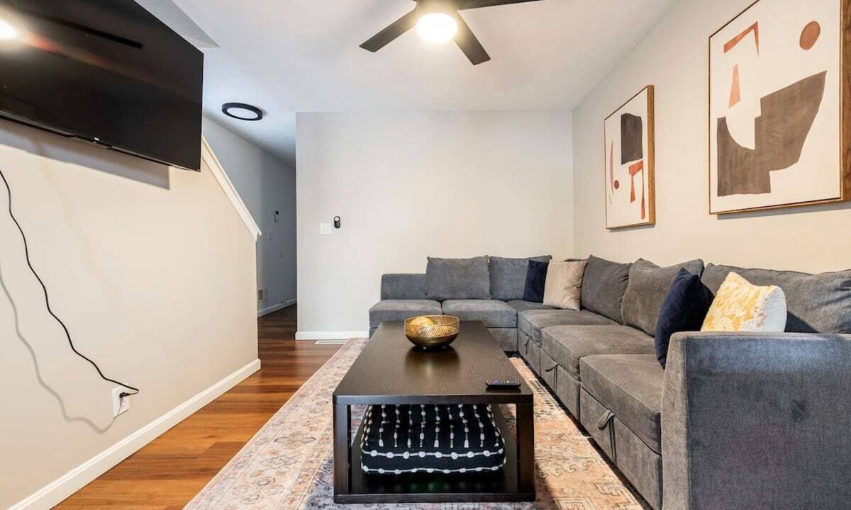 Phoenix Hill House | The Bee Sting in Phoenix Hill