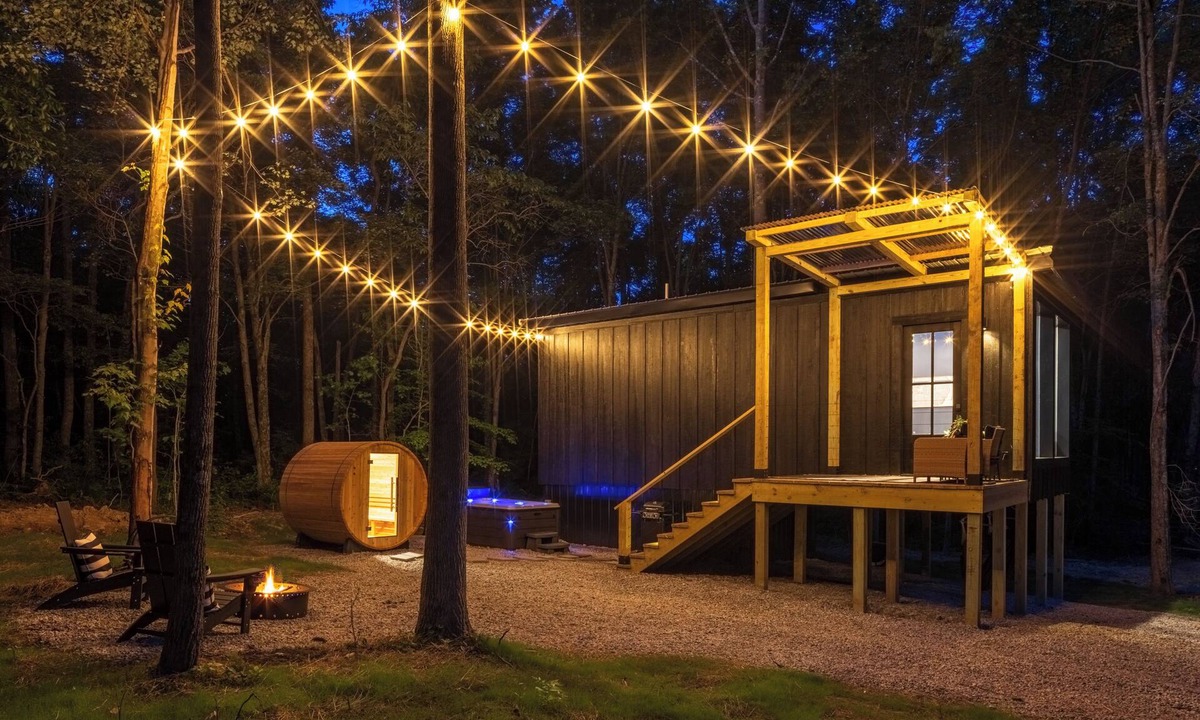 New Plymouth Cabin | The Blackbird Tiny Home- Hot Tub, Sauna & PetFriendly