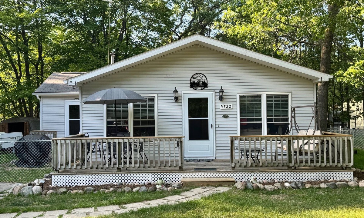 Caseville House | The Breezy Birch House- 0.25 miles from the beach