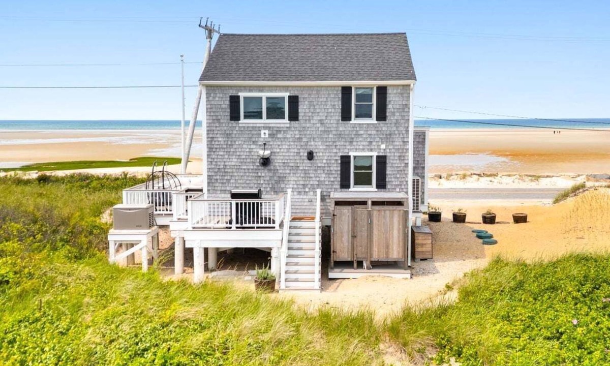Dennis House | The Cabana: 053-D Eclectic Beachfront Retreat on Chapin Beach