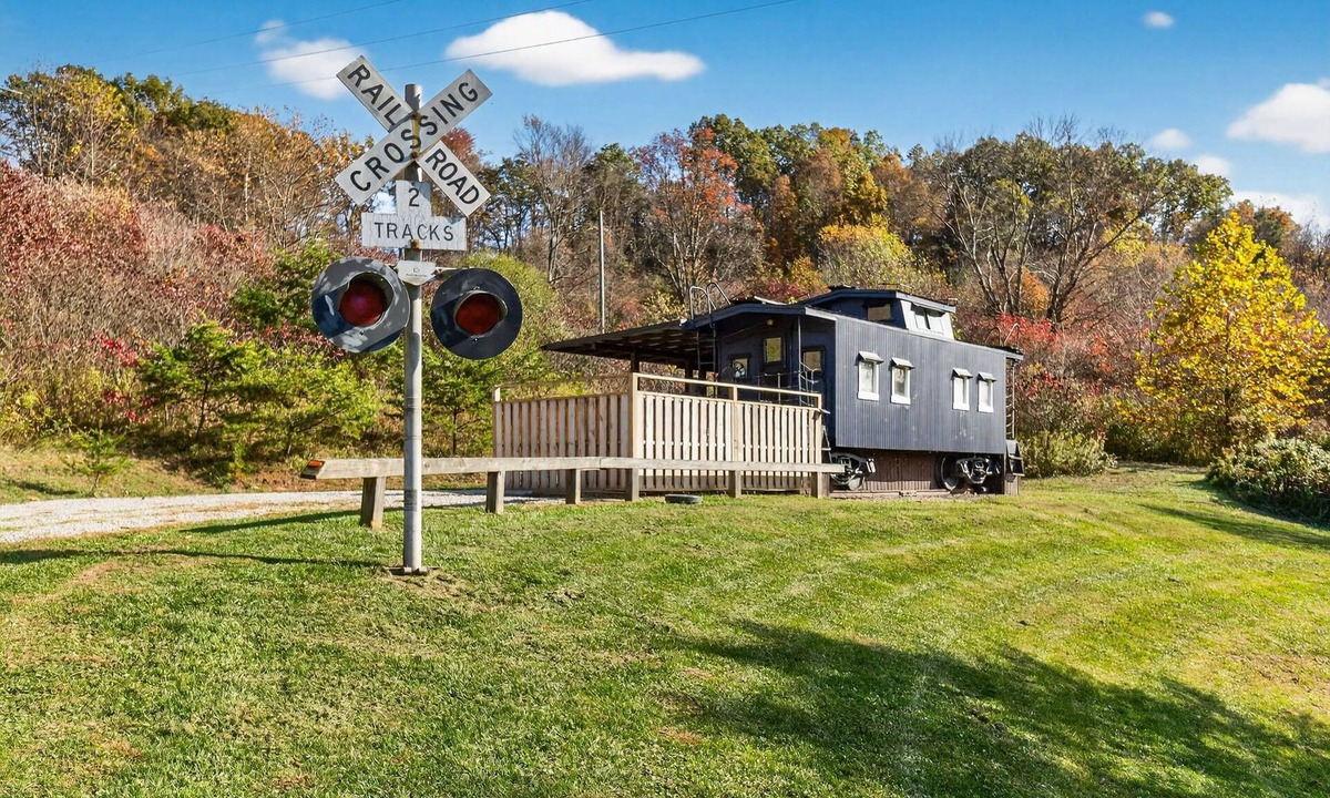 New Plymouth House | The Caboose + Pickleball, Hot Tub, Private Trail