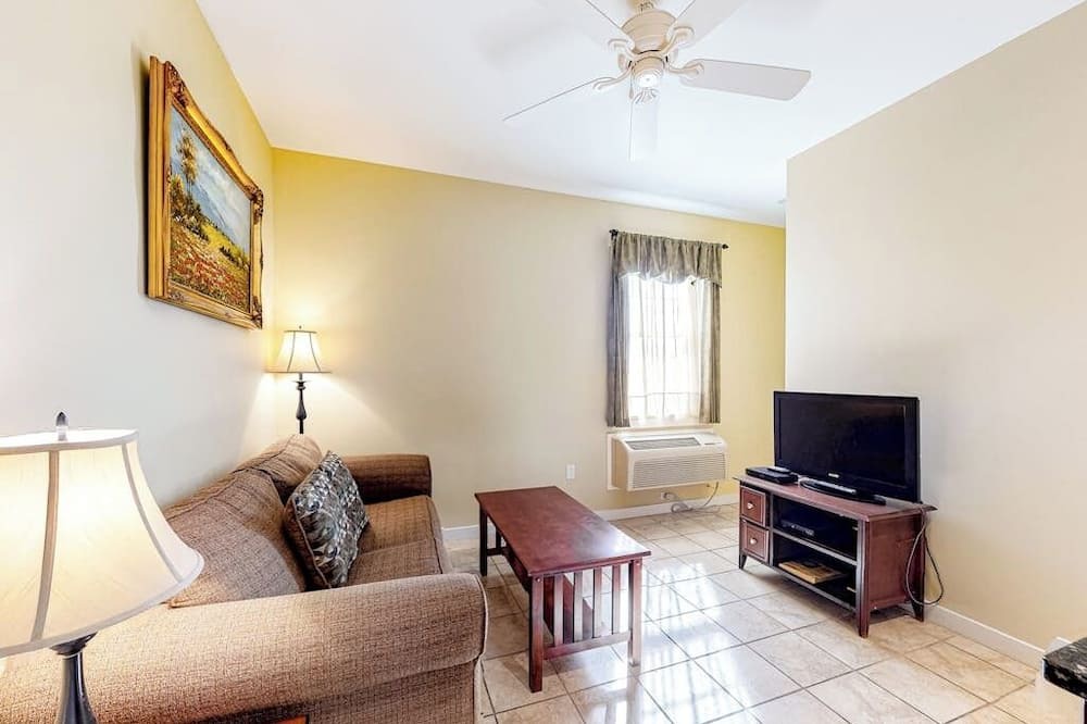 Northeast Harbor House | The Colonels Suites