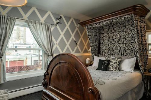 Five Points Bed & Breakfast | The Columbine Room - Queen Anne Bed & Breakfast