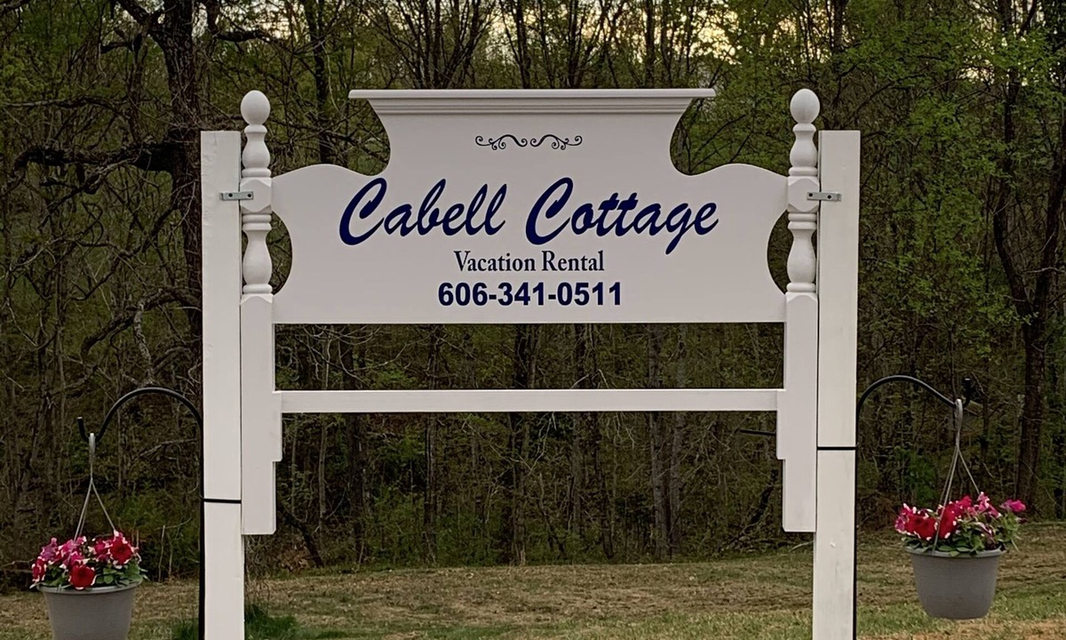 Monticello House | The Cozy Cabell Cottage