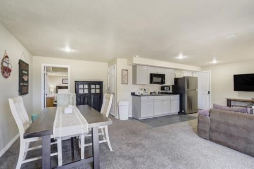 Fountain House | The Cozy Oak - Modern Basement Apartment