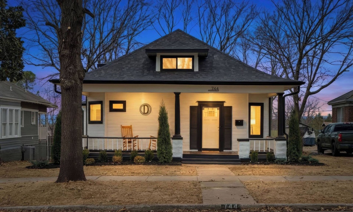 Tulsa House | The D’Luxe on Denver in Downtown Tulsa: Sleeps 11