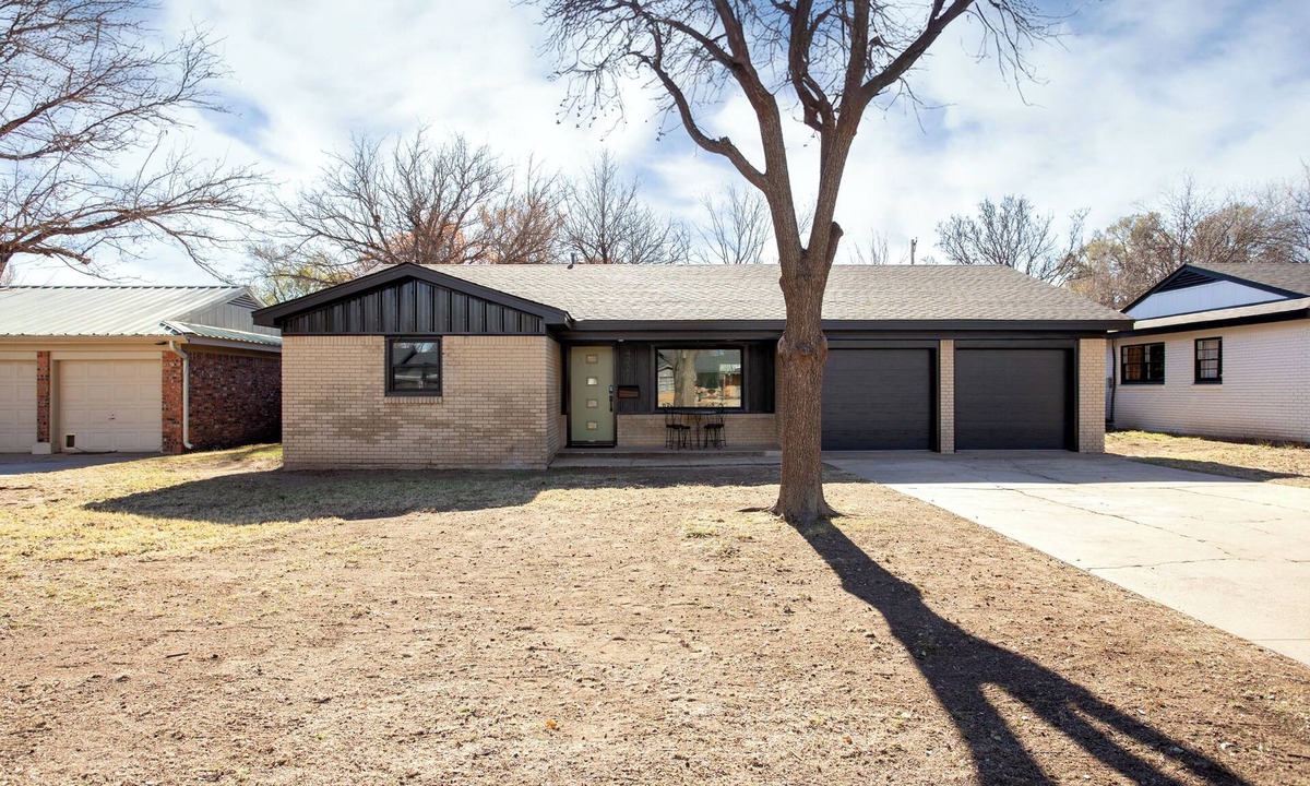 Amarillo House | The Erik House - Near I-40, Route 66, Downtown