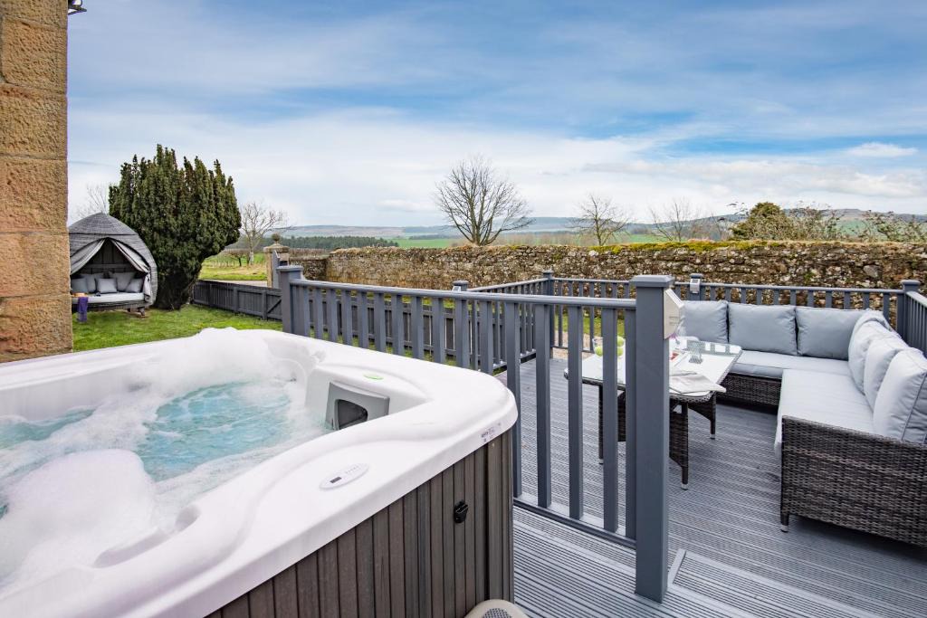 Old Bewick House | The Gate Lodge - Hot Tub 1 bedroom, log burner