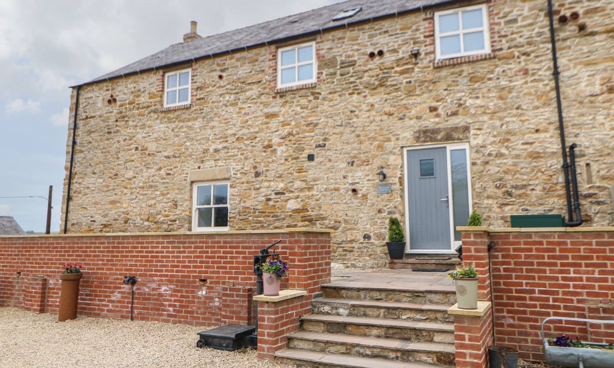Durham Cottage | THE GRANARY, pet friendly, with hot tub in Durham