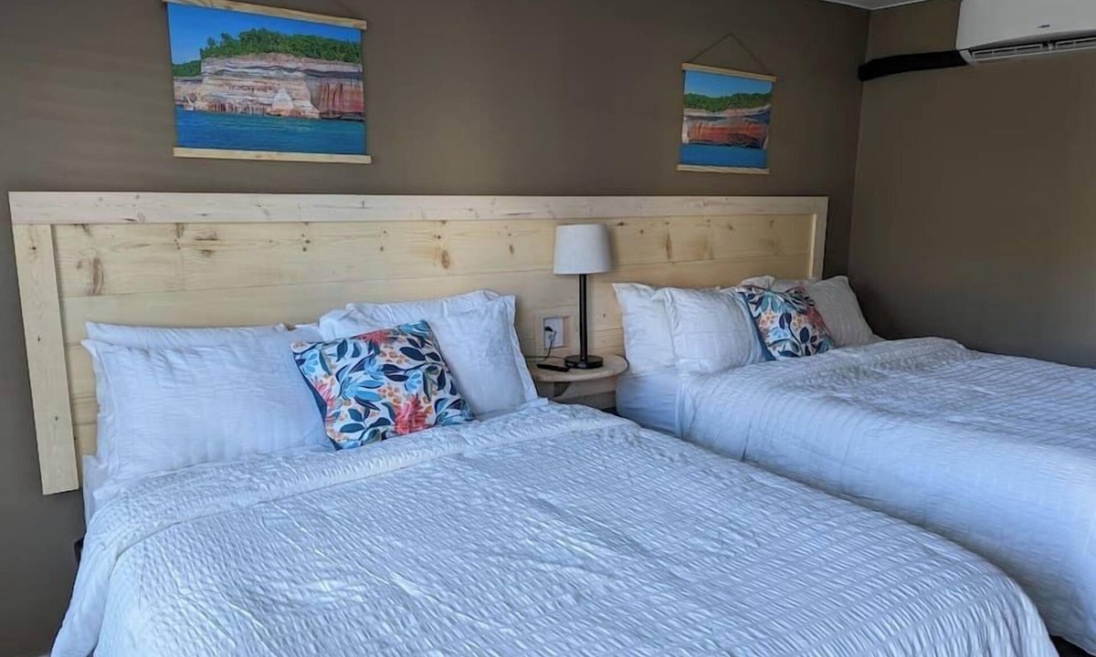 Munising Hotel | The Greenland Motel - Room No. 5