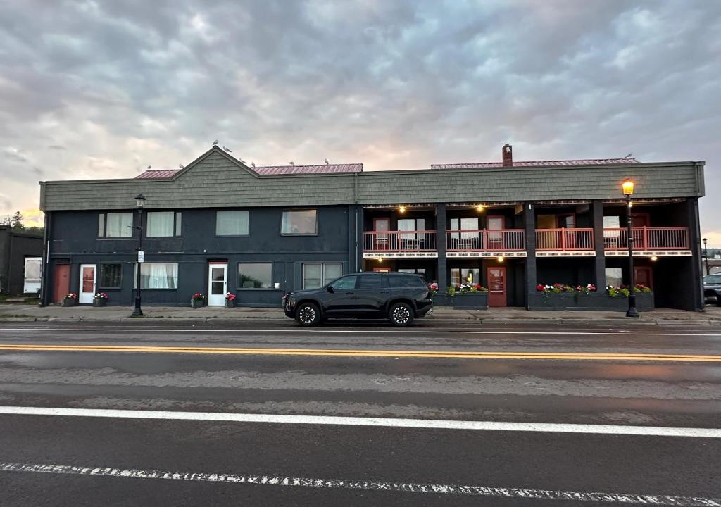 Grand Marais Hotel | The Harbor Inn