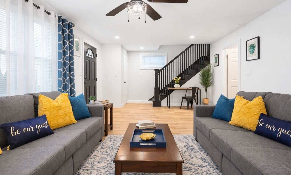 Joliet House | The Heron House, King Bed Suite, Spacious Remodeled House