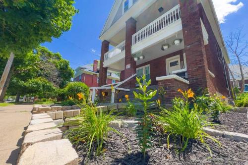 Niagara Falls House | The Horseshoe Villa-6br 2 BA near the falls