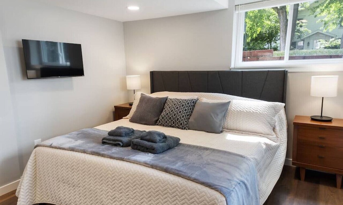 Sioux Falls Apartment | The King Suite | Mid Century & Spacious