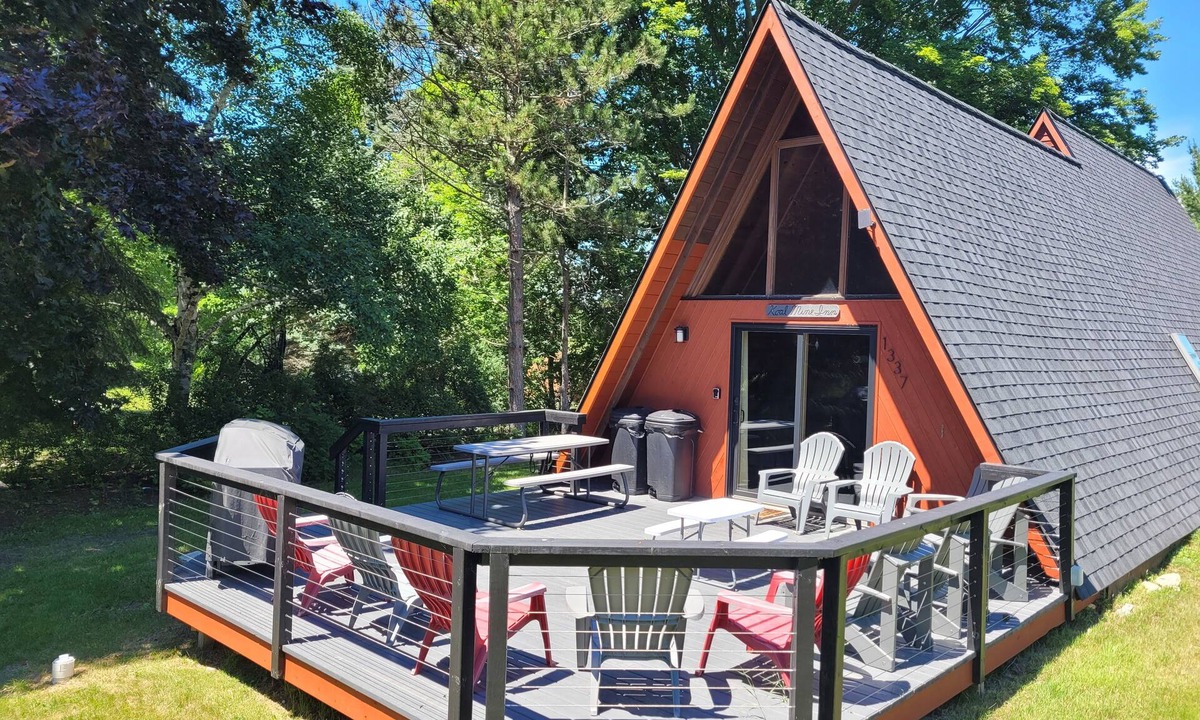 Frankfort House | The Koal-Mine-Inn - Fun and Charming with Lots of Character, Air Conditioning, and a Great Location! Also dog-friendly!
