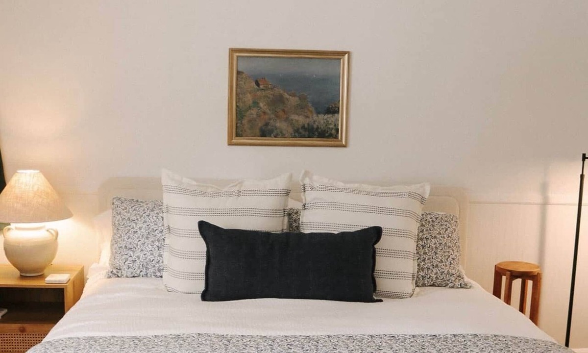 Whitehall Apartment | The Lake Room - #12