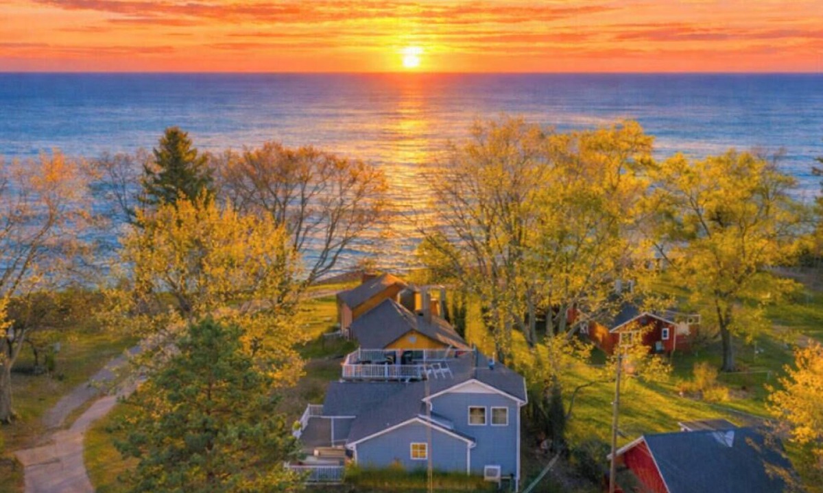 Lexington House | The Lakeview Lookout - Gorgeous Lake Views!