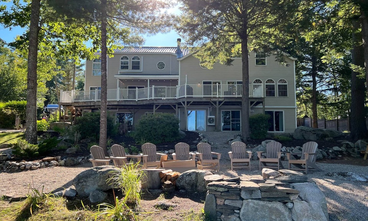 Bridgton House | THE LIGHTSHIP ON MOOSE POND & PLEASANT MOUNTAIN - Sleeps 30!