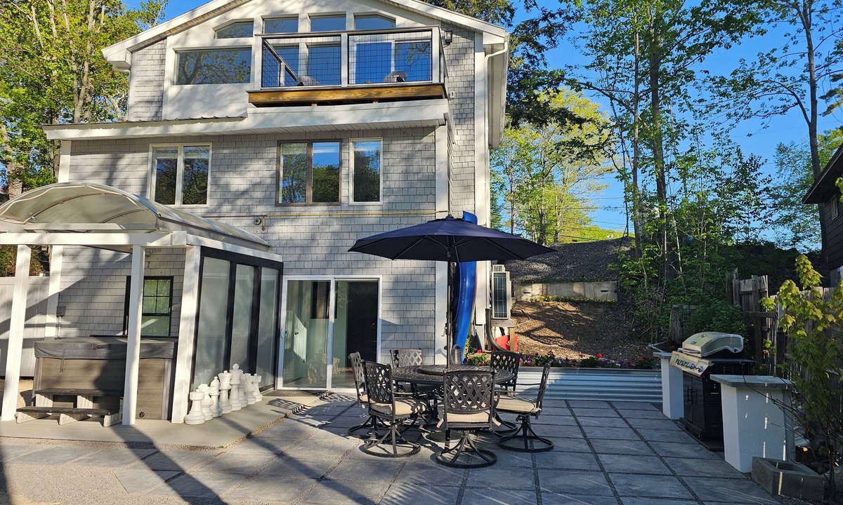 Windham House | The Lookout on Pettingill Pond - waterfront, near Sebago Lake, hot tub, kayaks!