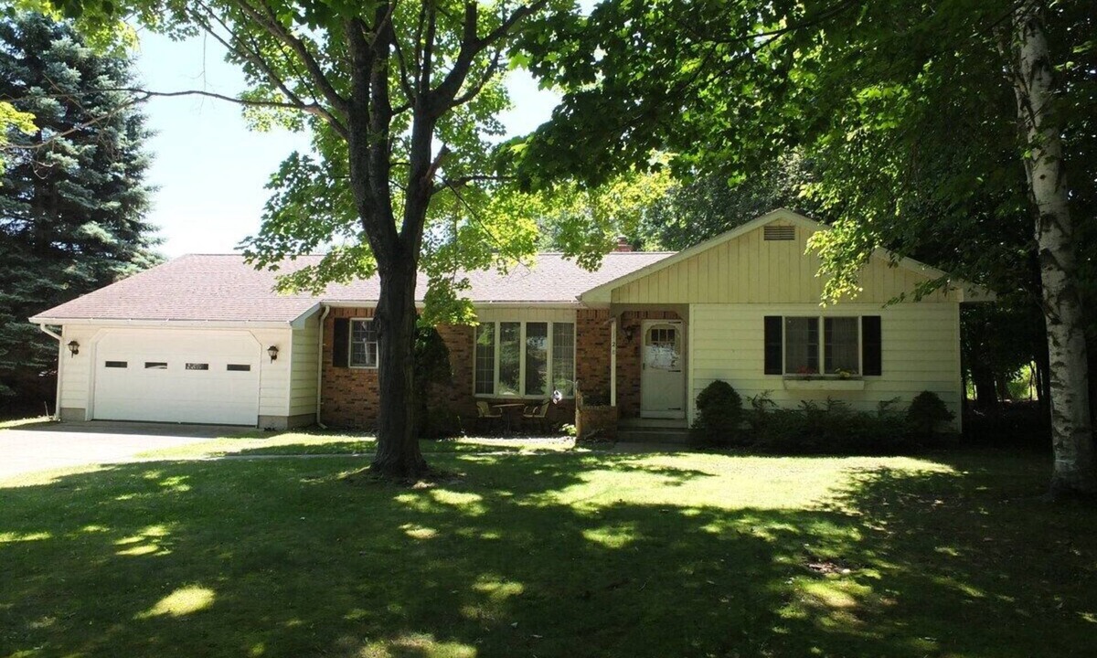 Frankfort House | The Maple Cottage - WALK TO BEACH, LAKE MICHIGAN, AND DOWNTOWN!