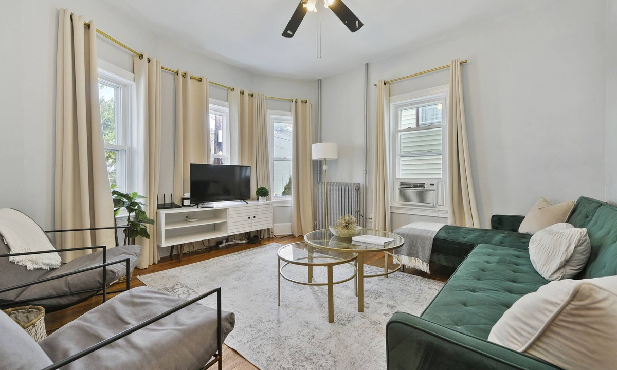 Chelsea House | The Maverick - Luxurious Apartment - Near Airport/Downtown