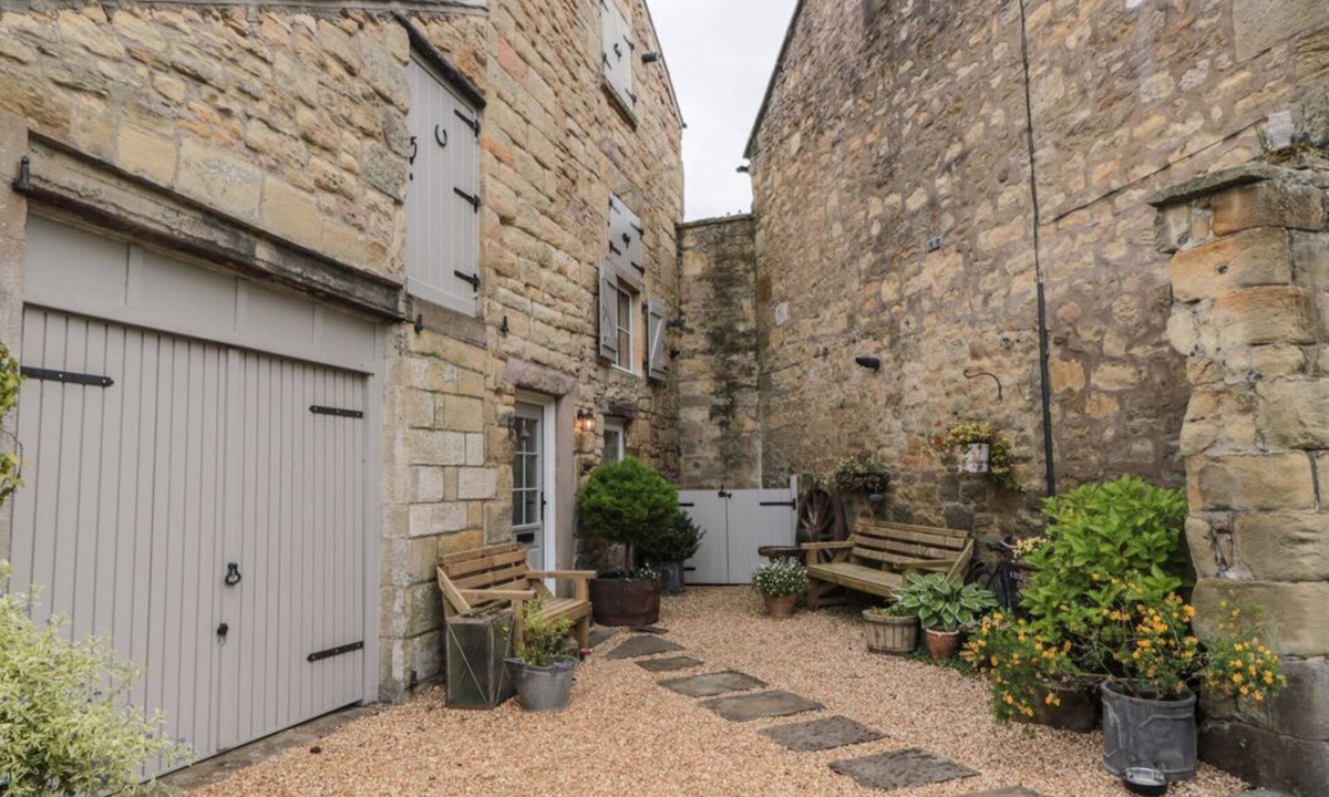 Warkworth House | THE OLDE STABLES, WiFi, open-plan, Warkworth