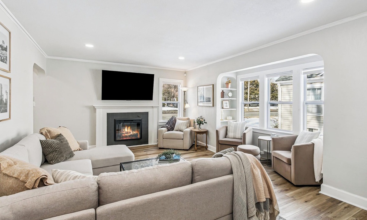 College Hill House | The Oliver House - 3 King Beds - Walk to Bars & Shopping - Indoor Gym & Fire Pit