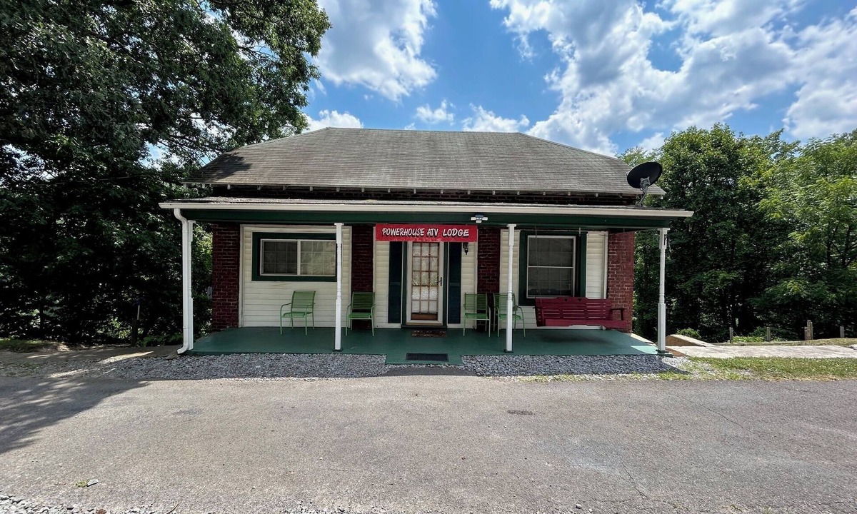 Leckie Cabin | The Powerhouse lodge has 2 bedrooms on 10 acres in adorable Maybeury