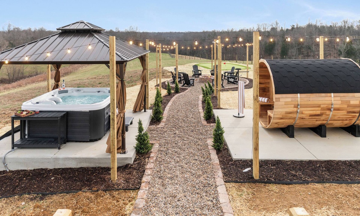 Waddy House | The Ridge: 6BR 100" TV Hot Tub Speakeasy