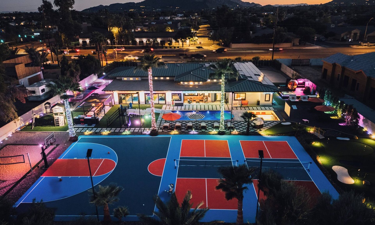 Paradise Valley Village Resort | The Rockstar: FREE Heated Pool, Slide, Courts, Spa