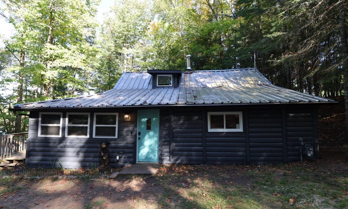 Mercer Cabin | The Rustic Log - 2-bedroom cabin on Mercer lake