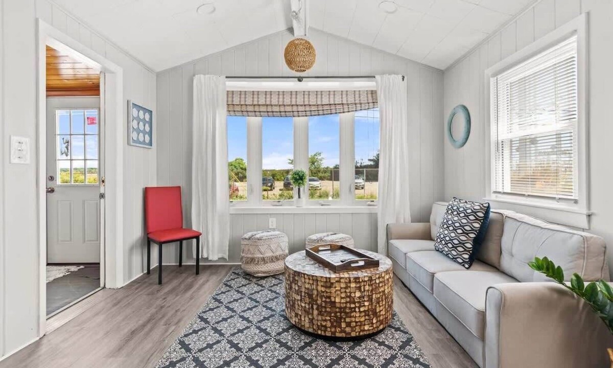 Hampton House | The Salty Dog | Pet-Friendly | Private Yard