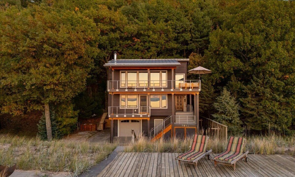 Pentwater House | The Sandpiper - Modern Family Beachfront House