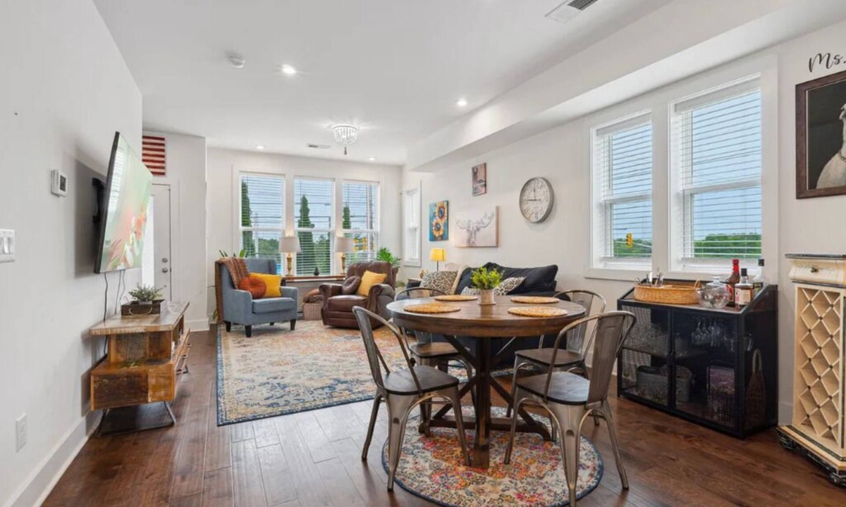 Madison House | The Southern Pearl | Rooftop Lounge, 2 Parking Spaces & Dog-Friendly Comfort