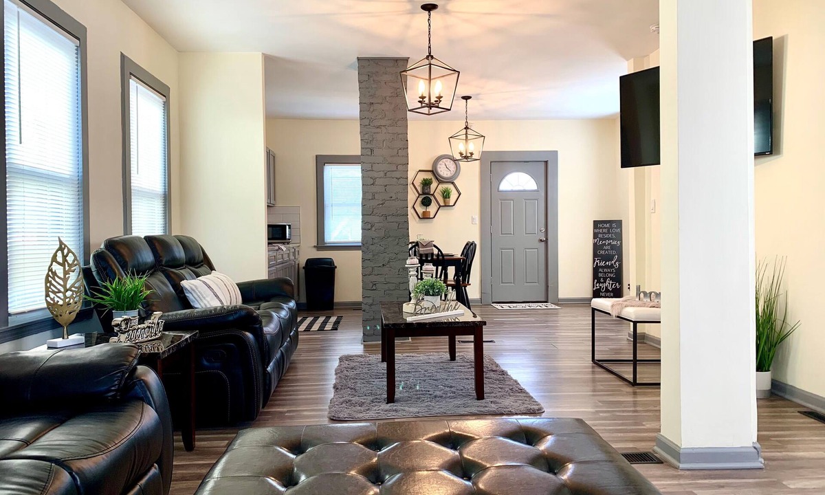 Niagara Falls Villa | The Southside Villa - With Private Yard & Parking, Near Falls & Casino by Niagara Hospitality