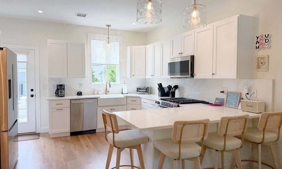Arundel Cottage | The Sparkling Happy-Nest/includes Kennebunk Beach Parking