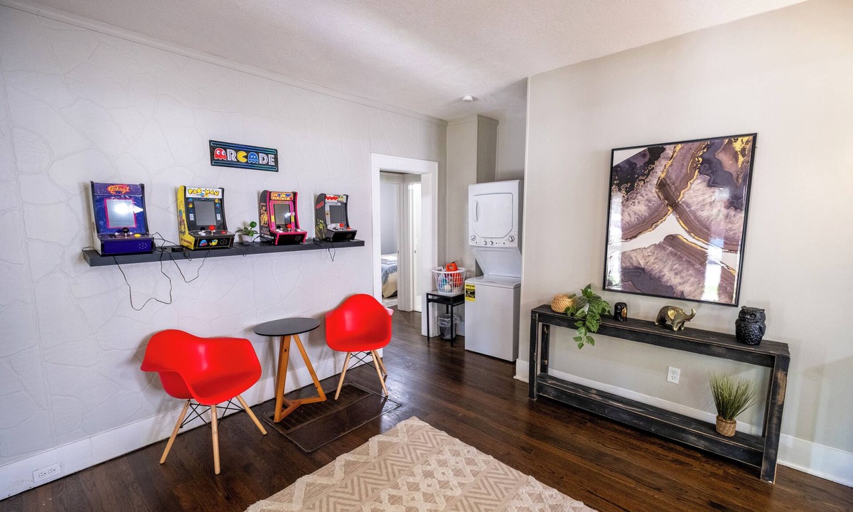 Lee's Summit House | The Summit Cottage – Chic 2BR Near Downtown Lee's Summit