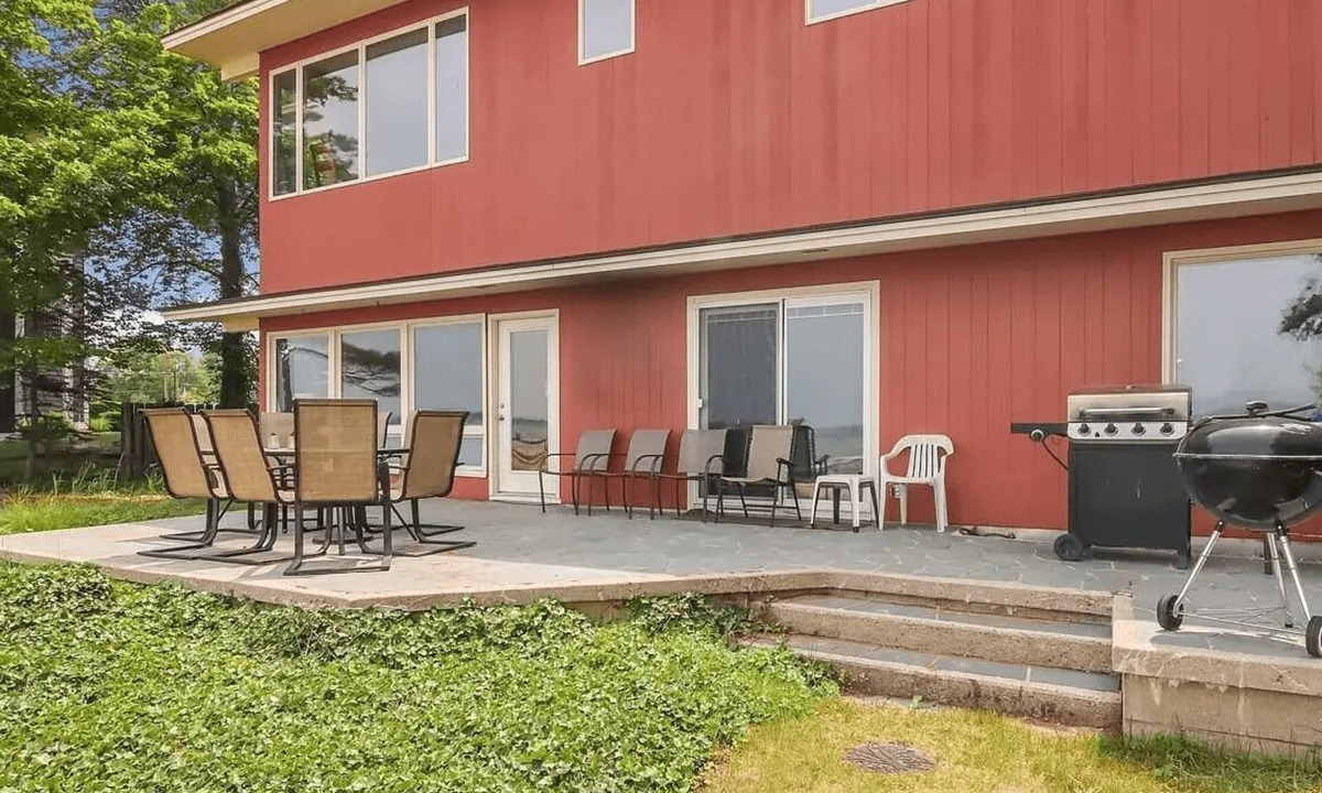 Traverse City House | The Tides on East Bay