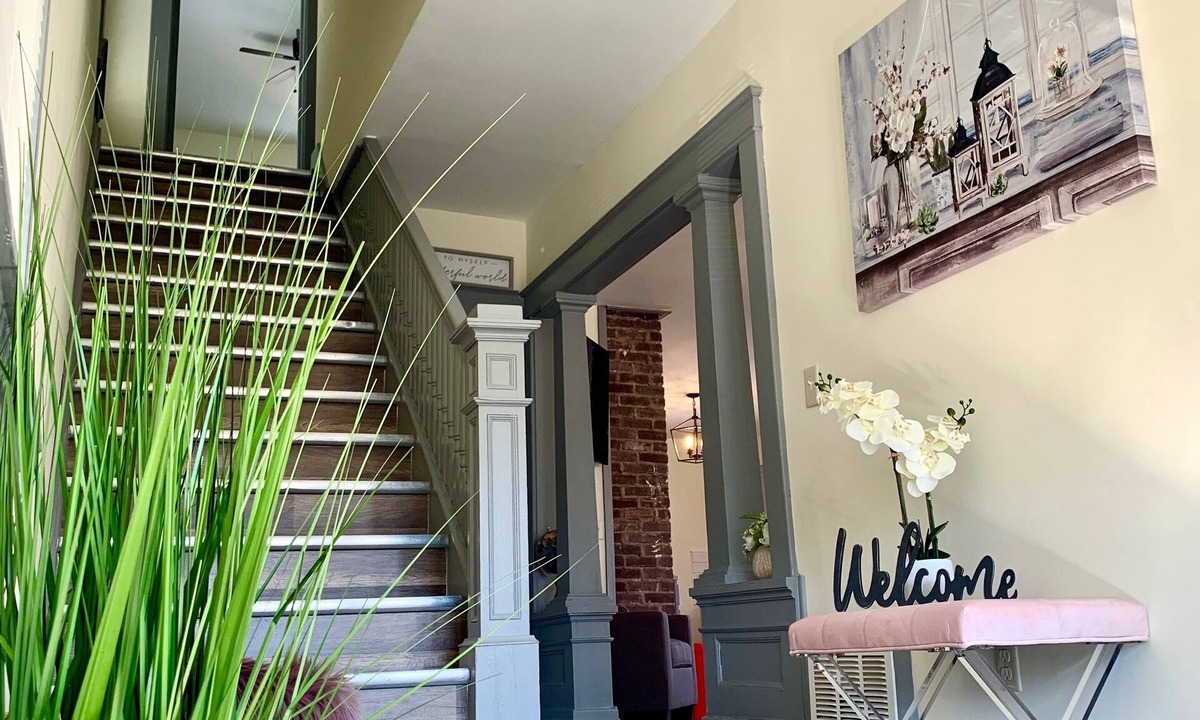 Niagara Falls Villa | The Trotter Manor - With Private Yard & Parking, Near Falls & Casino by Niagara Hospital