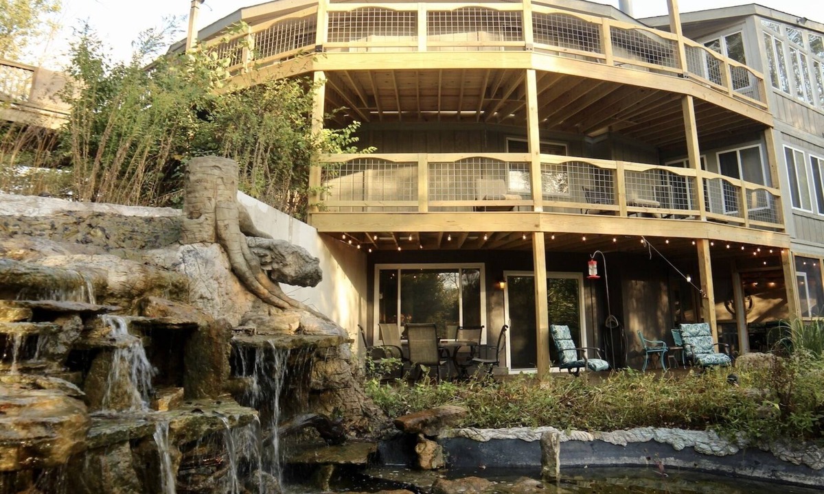 Pendleton House | The Waterfall Suite Place + Walkout! Both Overlook Waterfall!