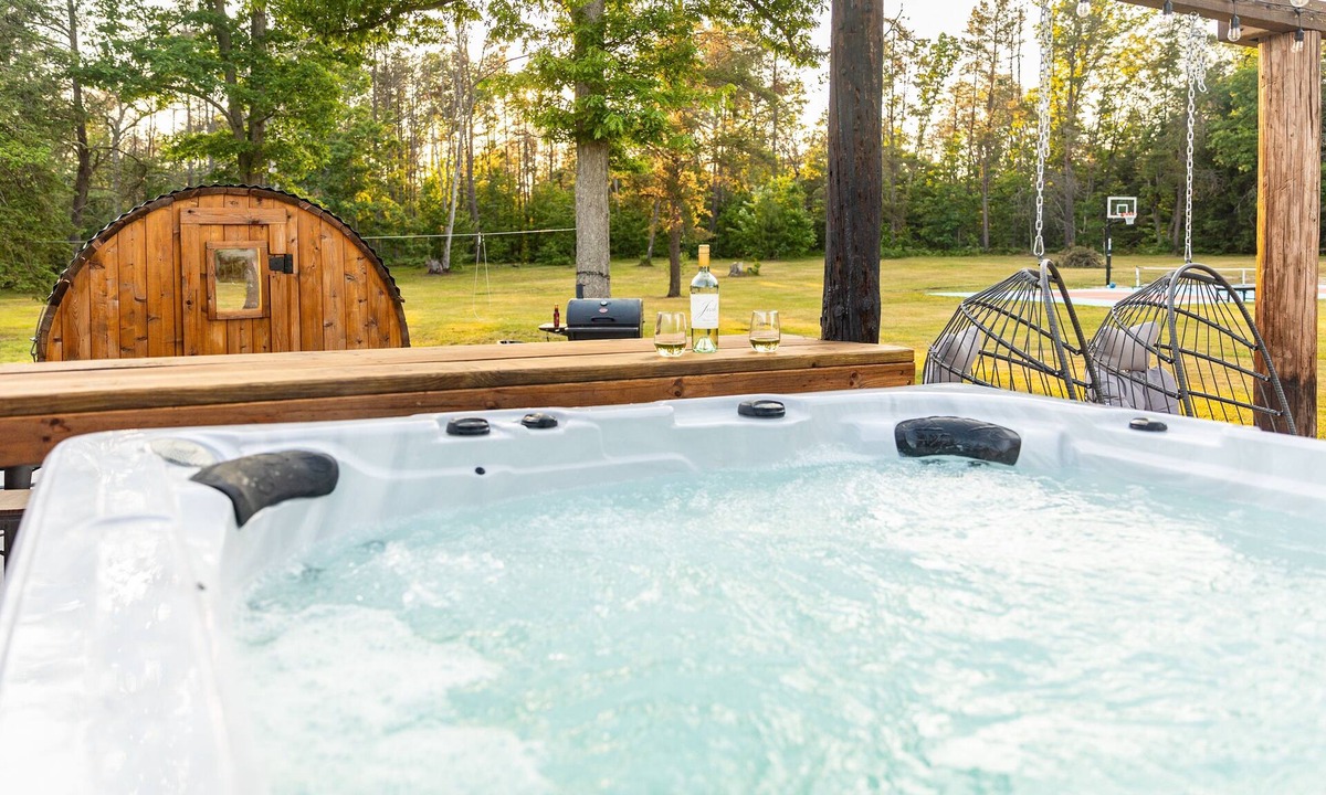 Grayling House | The Windmoor Lodge | Sauna | Pickleball | Hot Tub