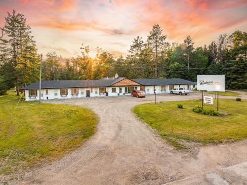 Grayling Hotel | The Windmoor Lodge