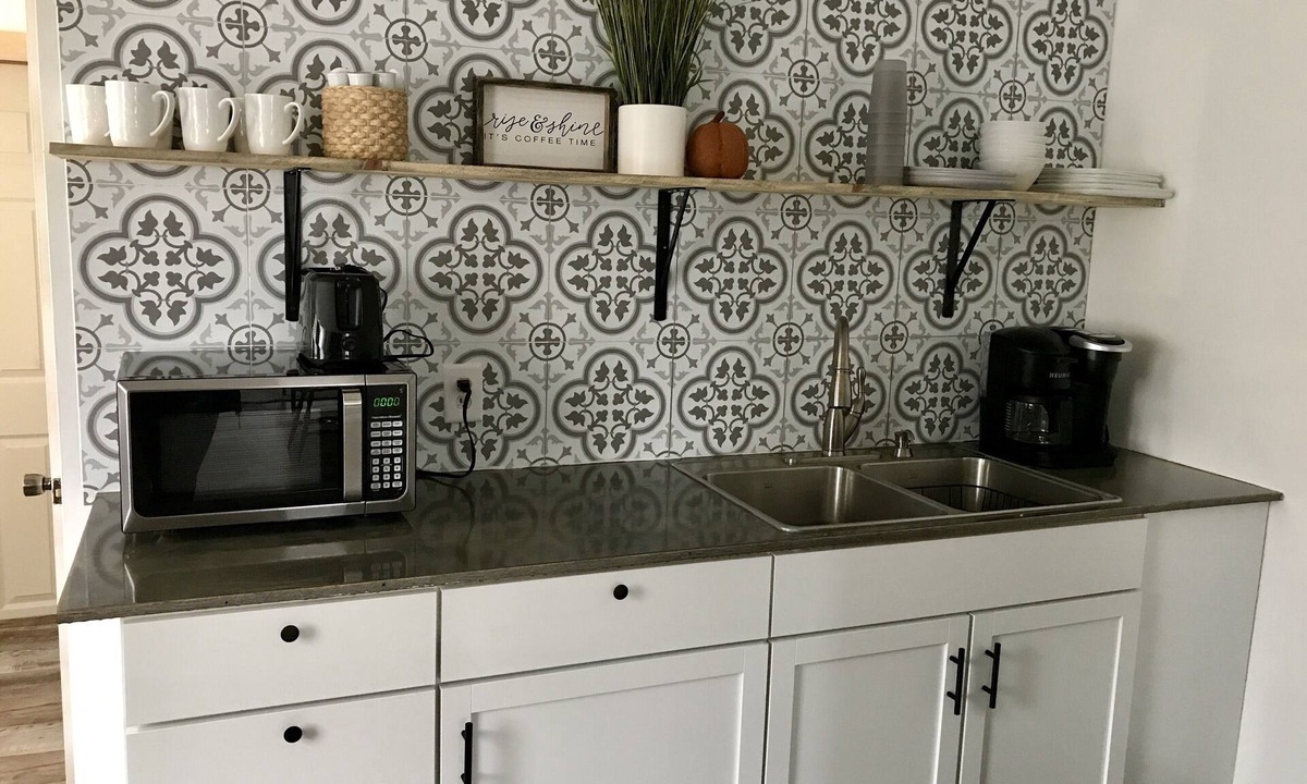 Laurium House | The Yellow Door Place! Convenient & Sleeps 6!