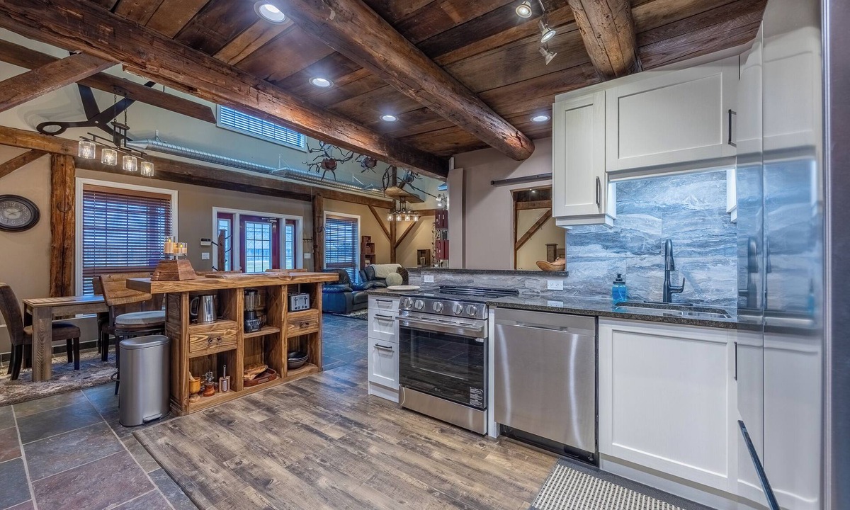 Simcoe House | This charming spacious post-and-beam gateway approx. 5 mins from Pt Dover beach.
