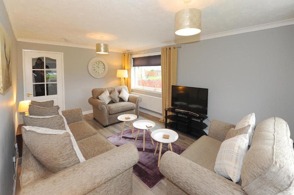 Tillicoultry House | Three Bedroom Spacious House