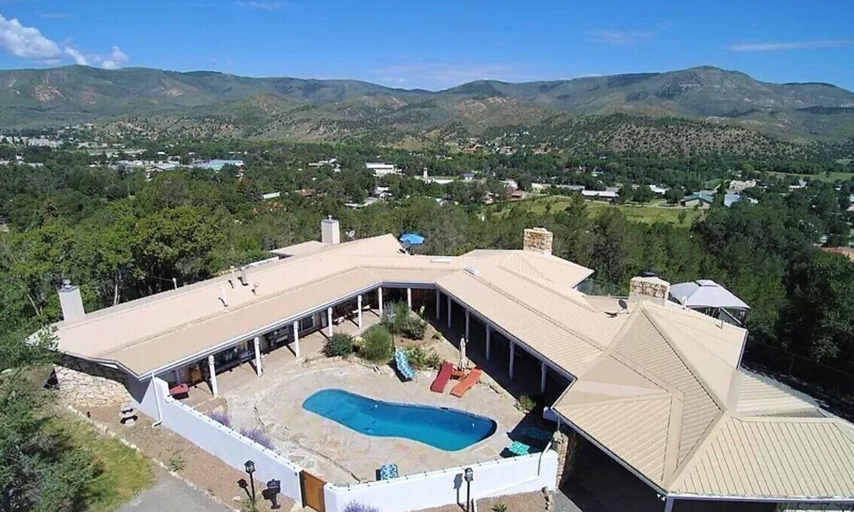 Ruidoso Downs House | Tiger by the Tail Pets OK | Casita & Courtyard Oasis w/Heated Pool