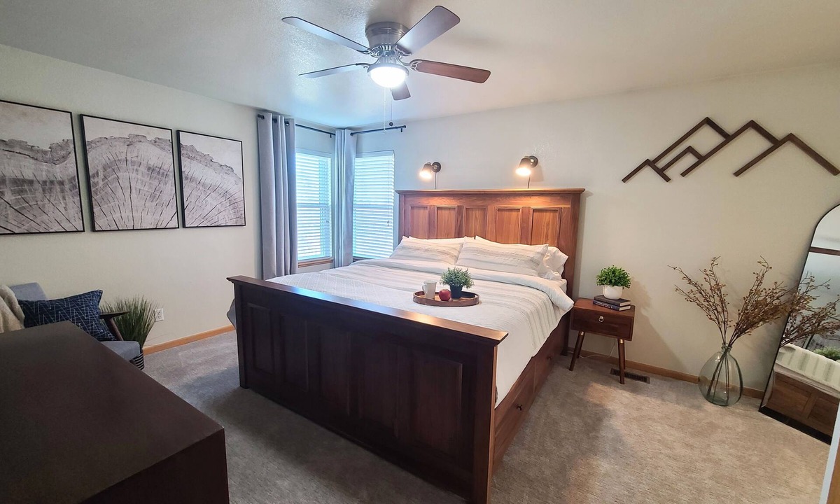 Windsor House | Timberline Retreat - Sleeps 9, large backyard, well stocked kitchen!