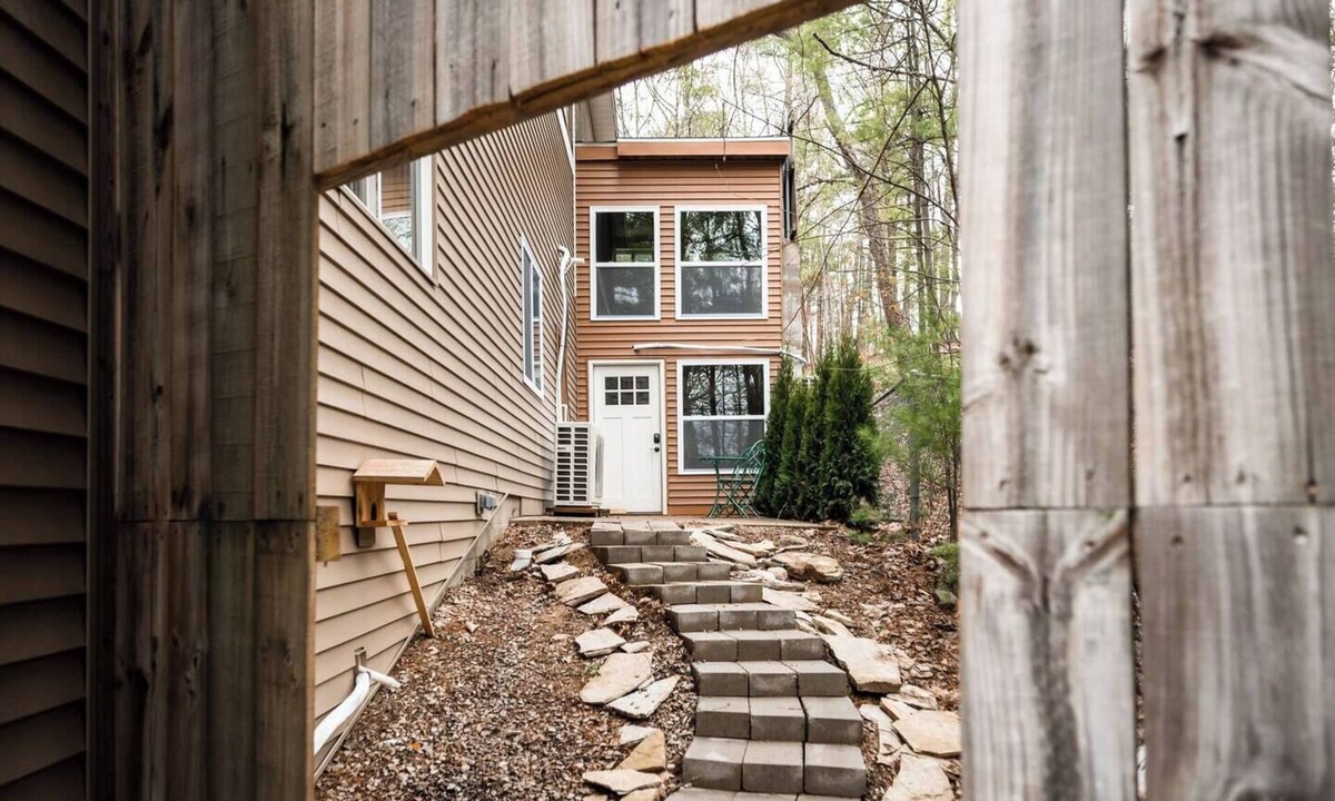 Mayfield Apartment | Tiny Loft-Spider Lake-SUP Rentals-Beach-Sauna!